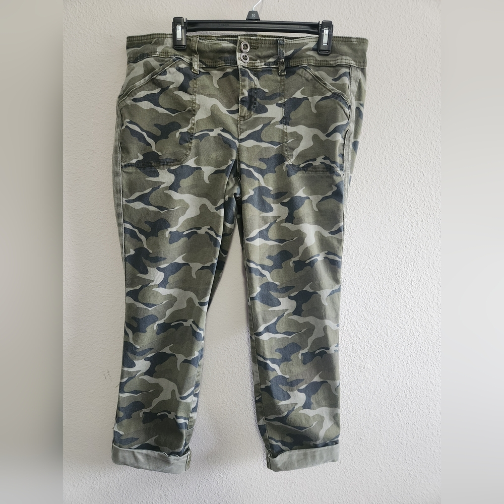 Torrid Camo Capri